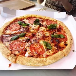 ルイズ N.Y. ピザ パーラー（Loui’s N.Y. Pizza Parlor）