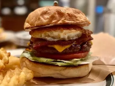 CRUZ BURGERS & CRAFT BEERS（クルズバーガーズ アンド クラフトビア）