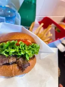 ヘンリーズ バーガー 代官山（HENRY'S BURGER Daikanyama）