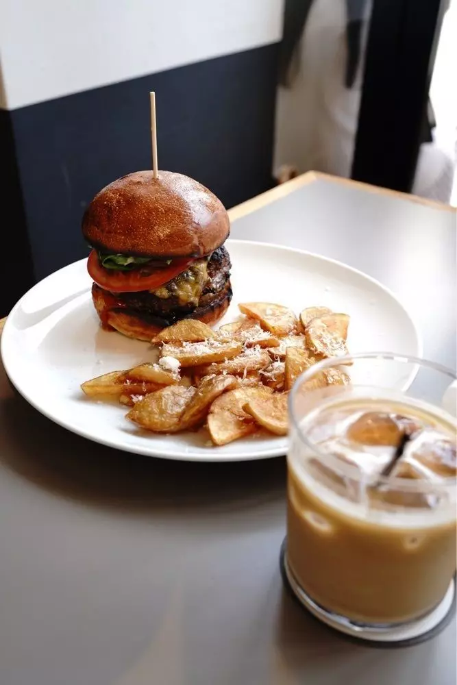 食事メニューも充実！コーヒーとともゆったりした時間を楽しめる 1枚目