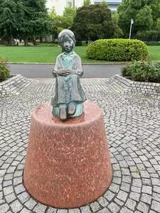 赤い靴はいてた女の子像