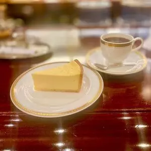 トリコロール 本店
