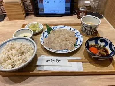 あんちすてーき とろろ麦めし 豚丸 ラソラ川西店