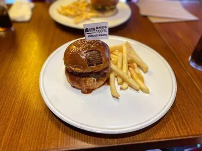 Burger Revolution Tokyo Wine & Bar 六本木店（バーガーレボリューショントウキョウワインアンドバー）