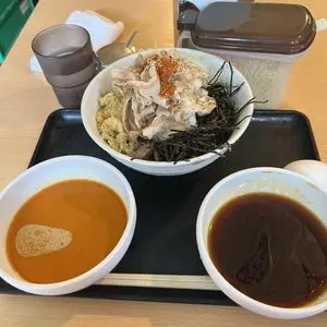 なぜ蕎麦にラー油を入れるのか。 東新宿店