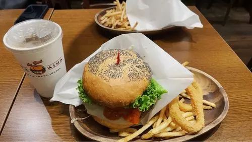 クアアイナ 丸ビル店（KUA 'AINA）