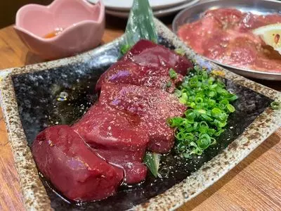 キンキン麦酒とプリっと小腸 近江牛畜産あさひ 山科駅前店