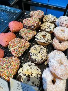 RACINES DONUT&ICE CREAM 青山店（ラシーヌ ドーナツアンドアイスクリーム）