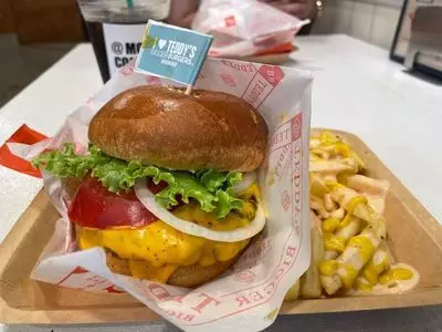 TEDDY'S BIGGER BURGERS 江ノ島店 （テディーズ ビガー バーガー）