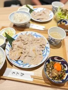 あんちすてーき とろろ麦めし 豚丸