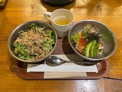 ディーアイワイ サラダ & デリカテッセン（D.I.Y. SALAD & DELICATESSEN）