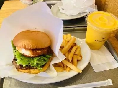 the 3rd Burger 新宿大ガード店（ザ サード バーガー）