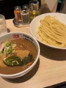 東京アンダーグラウンドラーメン 頑者（TOKYO UNDERGROUND RAMEN 頑者）