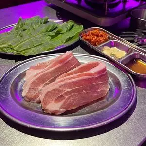ネオン空間 韓国料理 チーズ 食べ放題 ソルチカ 梅田店