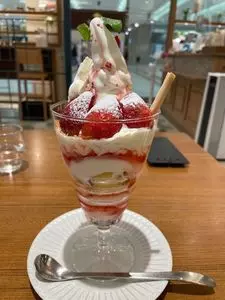 ミルク&パフェ よつ葉ホワイトコージ 札幌ステラプレイス店（White Cozy）