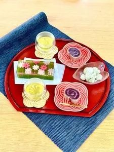 鶴屋吉信（つるやよしのぶ）