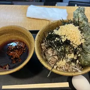 なぜ蕎麦にラー油を入れるのか。 東新宿店