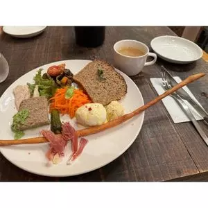 ヨハネの羊は詩をたべる。