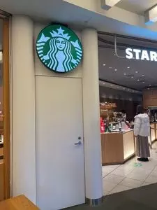 スターバックス・コーヒー 六本木ヒルズ メトロハット・ハリウッドプラザ店（STARBUCKS COFFEE）