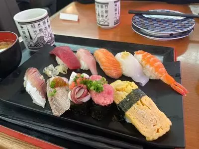 グルメ廻転寿司 　まぐろ問屋　三浦三崎港 恵み 渋谷ヒカリエ店（ぐるめかいてんずしまぐろどんや みうらみさきこうめぐみ）