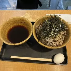 なぜ蕎麦にラー油を入れるのか。 東新宿店