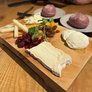 内山三丁目チーズバー