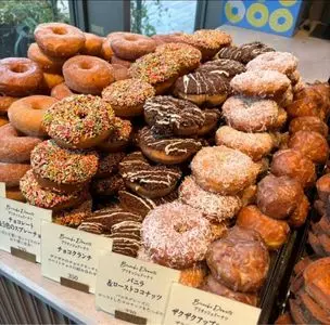 RACINES DONUT&ICE CREAM 青山店（ラシーヌ ドーナツアンドアイスクリーム）