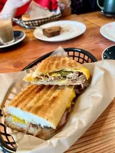 カフェ キュバノス（CAFE CUBANOS）