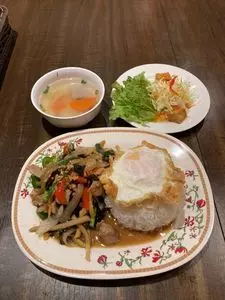 タイ東北酒場 ソムタムローンプレーン（Somtom Roang Pleang）