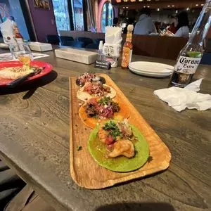 LAS DOS CARAS MODERN MEXICANO Y TACOS（ラスドスカラス モダン メキシカーノ イ タコス）