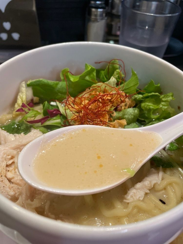 あゆまるグルメさんが投稿した鶏白湯らーめん 自由が丘蔭山 新宿東宝ビル店に関する口コミの画像
