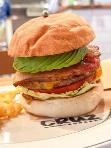 CRUZ BURGERS & CRAFT BEERS（クルズバーガーズ アンド クラフトビア）
