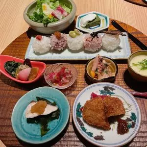 農絆卓恵 地産美食の小皿料理（ノウハンタッケイ チサンビショクノコザラリョウリ）