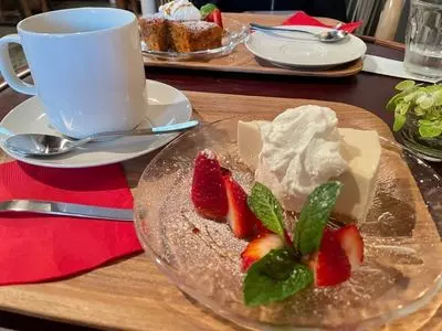BOOK カフェ ナズナ（【旧店名】NAZNA）