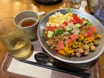 ディーアイワイ サラダ & デリカテッセン（D.I.Y. SALAD & DELICATESSEN）