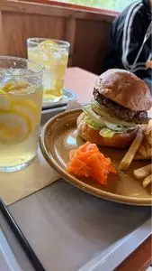 ストラト バーガー グリル（STORAT Burger&Grill）