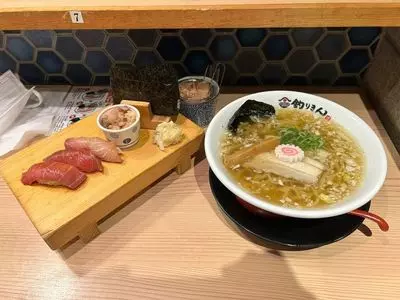 鮨とラーメン うおがしや 本店（【旧店名】鮨らぁー麺 釣りきん 本店）