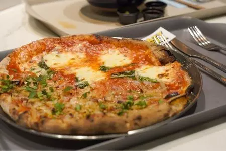 CRAZY PIZZA TORANOMON（クレイジー ピザ）