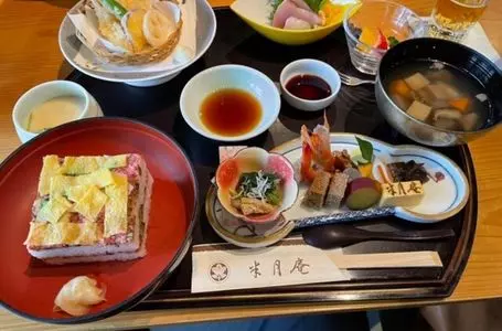 料亭・旅館 半月庵