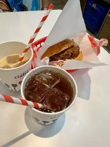 NEW NEW YORK CLUB DELI & GROCERY 中目黒店（ニューニューヨーククラブ デリ＆グロサリー）