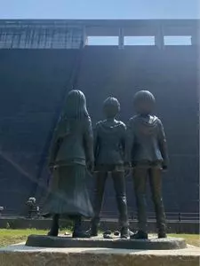 大山ダム下流広場「進撃の巨人エレン・ミカサ・アルミンの少年期の銅像」