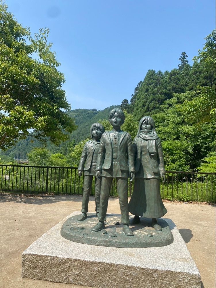 ゴンさんが投稿した大山ダム下流広場「進撃の巨人エレン・ミカサ・アルミンの少年期の銅像」に関する口コミの画像