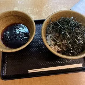 なぜ蕎麦にラー油を入れるのか。 東新宿店