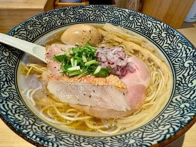 地鶏と金目鯛 中華そば 鶯