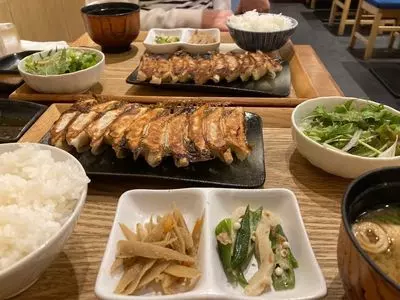 餃子と煮込み 魚屋鮨しん