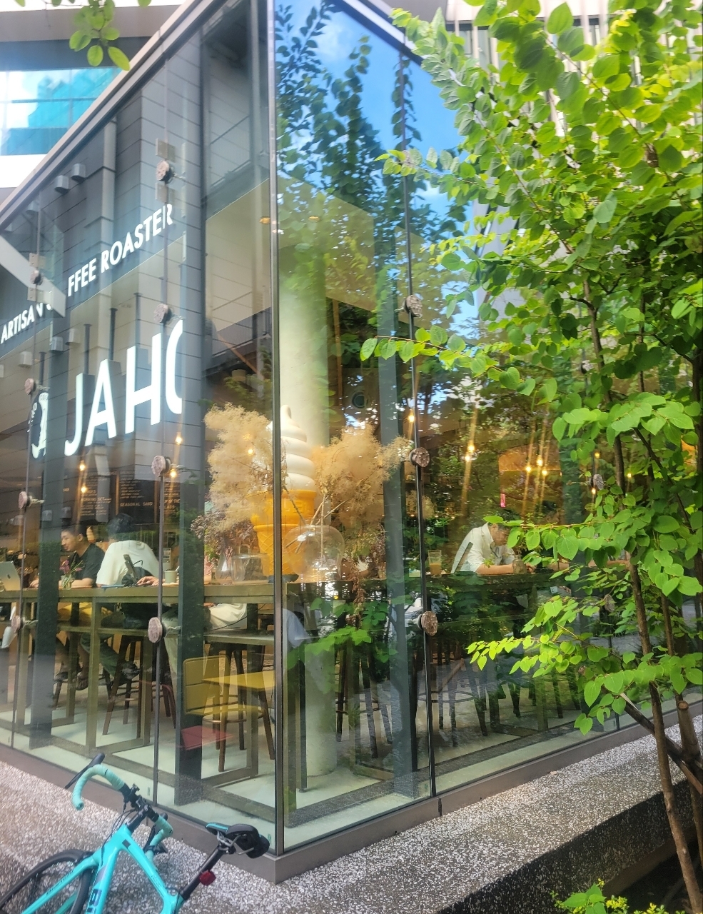 じゅりぽんさんが投稿したヤホ コーヒーロースター＆ワインバー 田町店（Jaho Coffee Roaster & Wine Bar）に関する口コミの画像