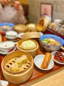 551蓬莱 梅田阪神バル横丁店（551HORAI）