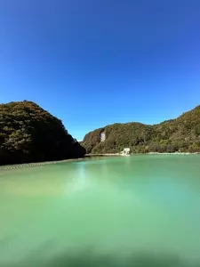 品木ダムを見下ろす石仏群