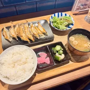 餃子と煮込み 魚屋鮨しん