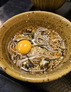 なぜ蕎麦にラー油を入れるのか。 新橋店